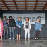 Obmann Holzbach stellt die Theatertruppe vor: v.l.n.re: Manuel Hromadka, Gerhard Müllner, Irene Presoly, Wolfgang Emmerich Mayer, Helmut Schnabel, Christiana Mathe, Ingrid Ganster, Annemarie Mitsch, Manfred Holzbach
(c) Peter Papazek